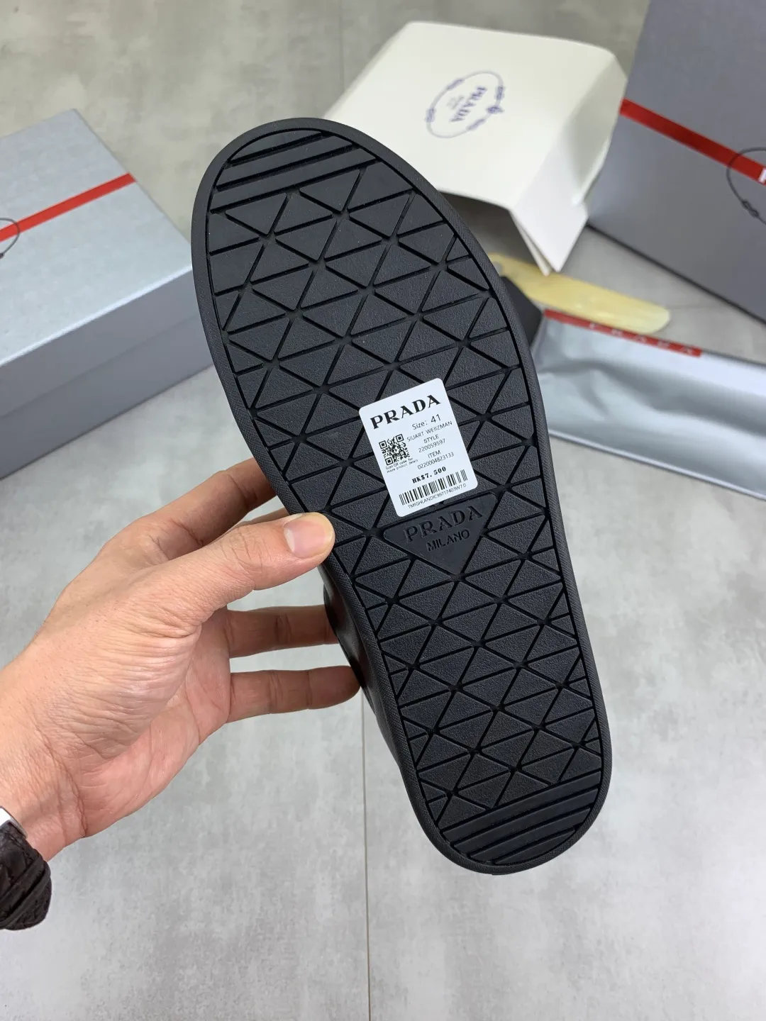 Men's shoes 💰P540💰【New model】The hot model is on the official website, 🆘 The trendy brand (Prada) mainly promotes the hot model, the avant-garde and versatile fashion men's shoes are privately modeled, the cowhide surface is spliced 1:1.. The fashion is simple, the original imported cowhide lining and the cowhide feet; the atmosphere and personality are more fashionable, eye-catching and pursuing class. It will subvert the old idea and be a must-have for fashion trendsetters with you! Must keep it for yourself! Tall and comfortable, large and low, high-end quality workmanship. Size: 38-45; 3️⃣colors available.
